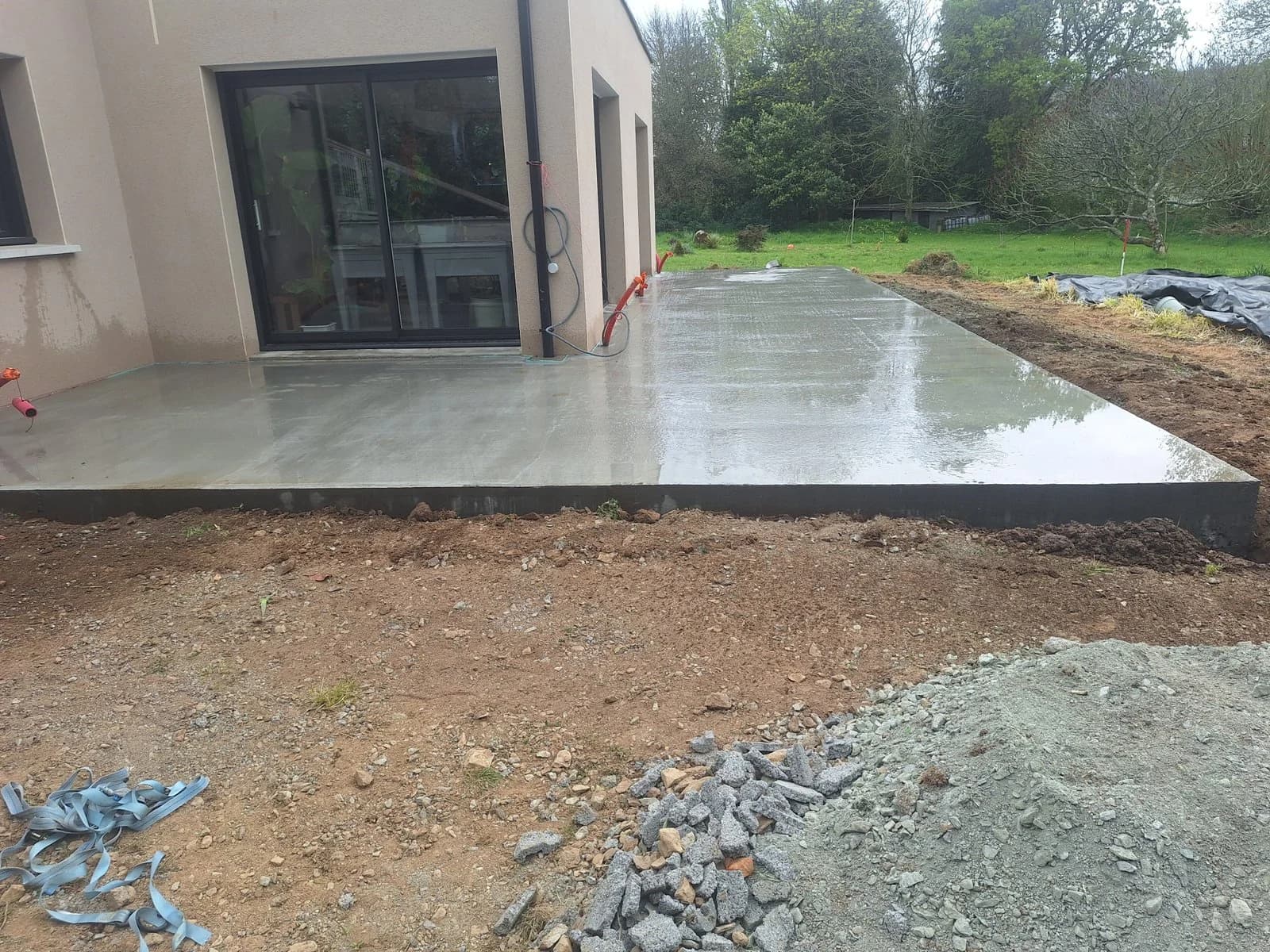 Dalle béton de terrasse fraîchement coulée