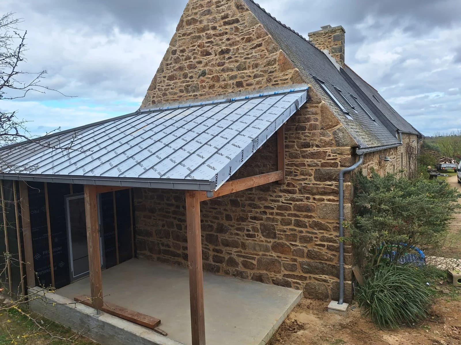 Pignon en pierre d'une maison ancienne rénovée