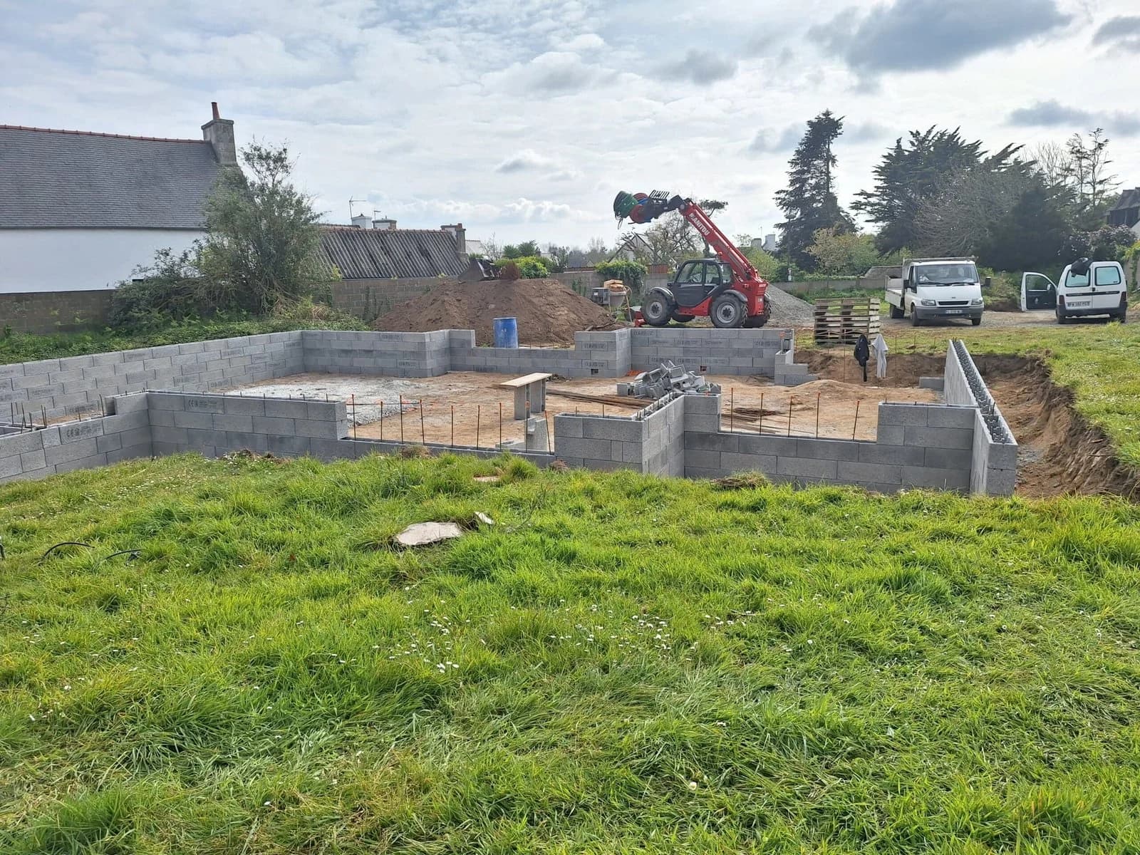 Fondations et premiers rangs de parpaings d'une maison neuve