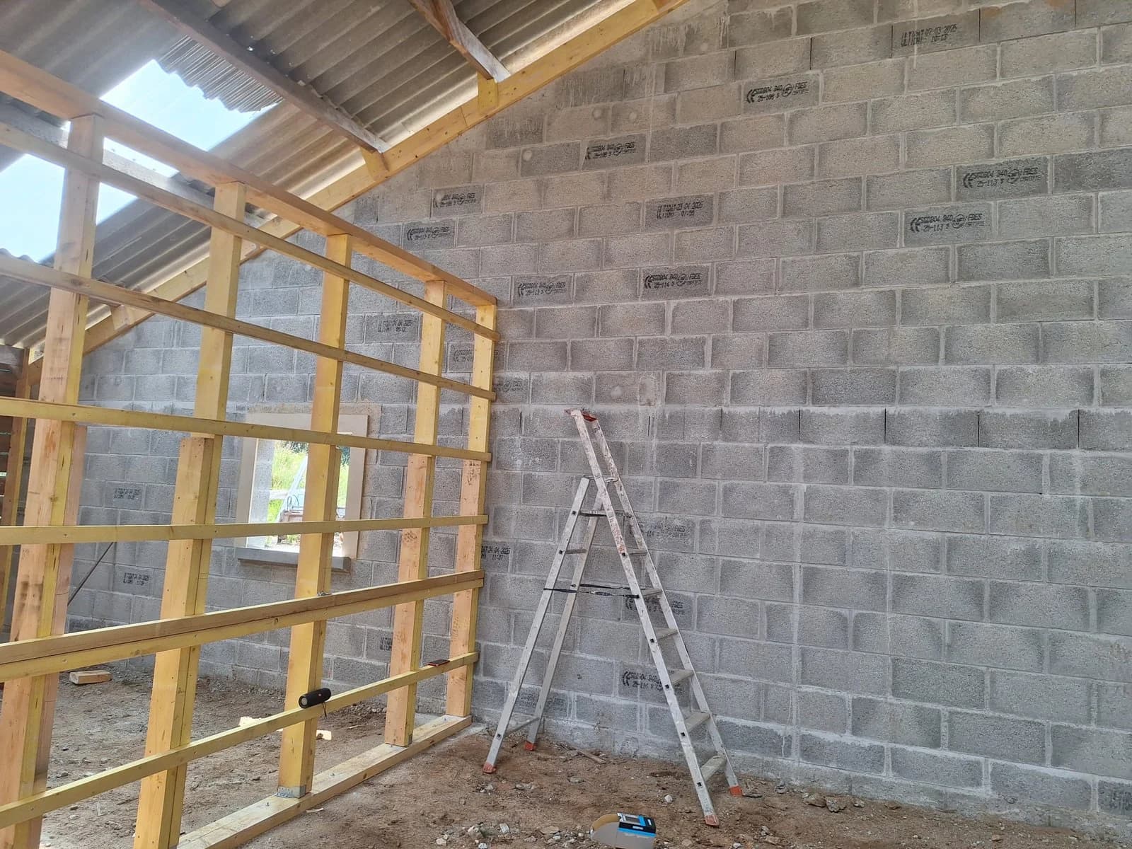 Mur en parpaing dans un bâtiment agricole