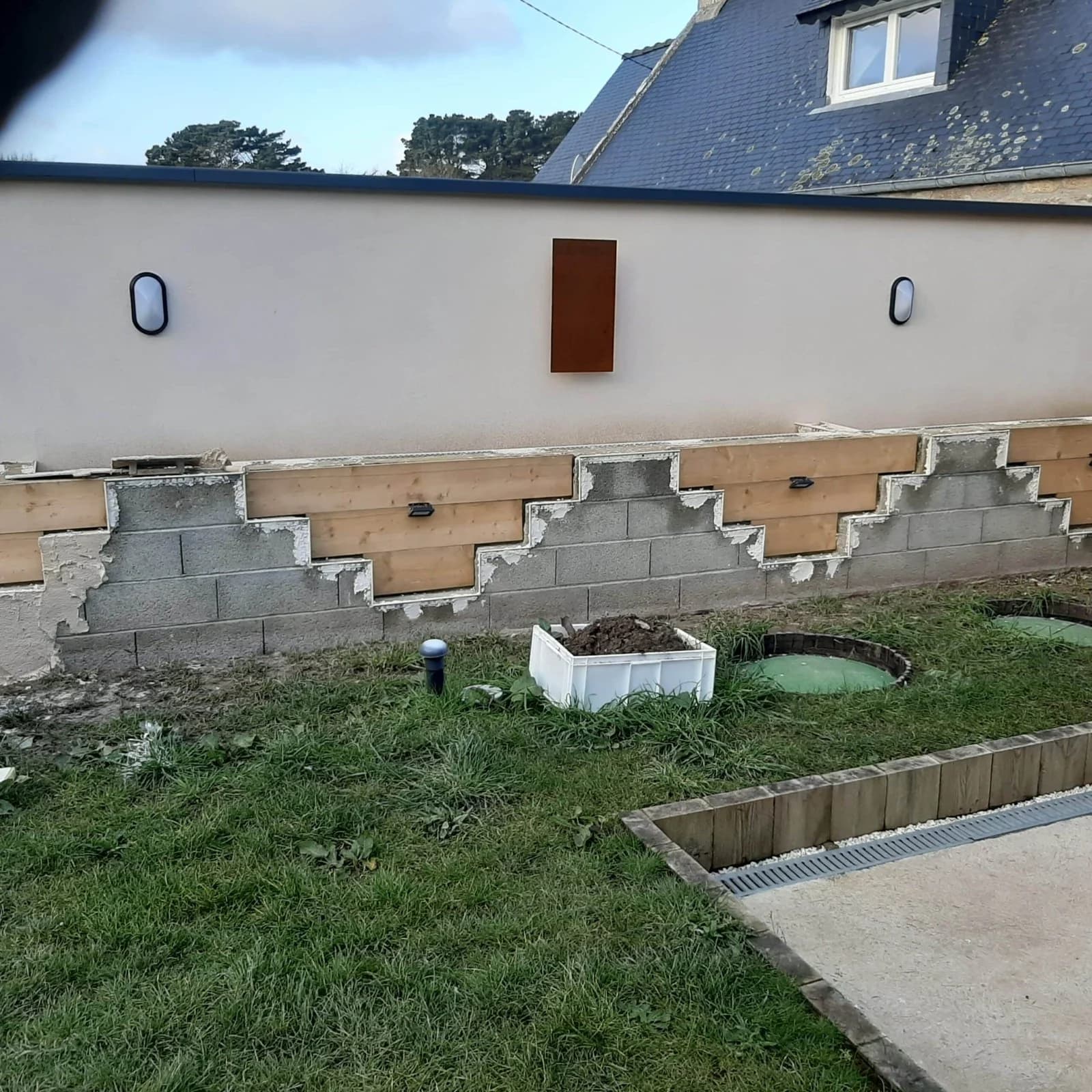 Mur en pierre reconstruit