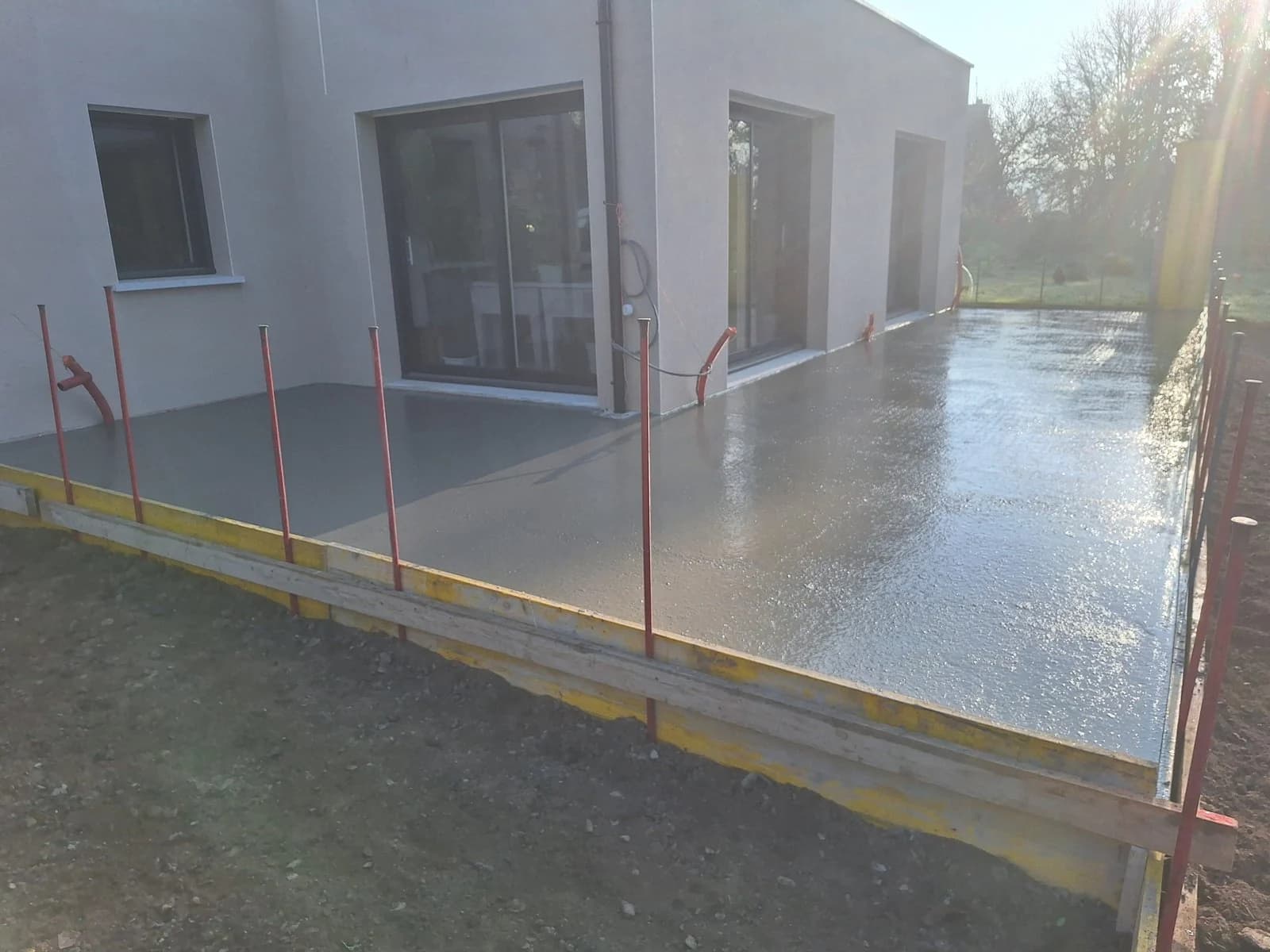 Terrasse en béton au pied d'une maison