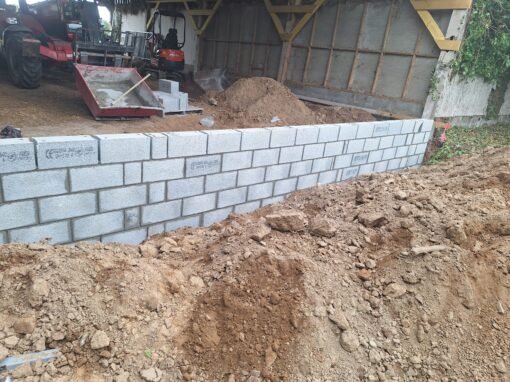 Création d'un mur dans un bâtiment agricole- TM Maçonnerie Création d'un mur dans un bâtiment agricole à Tonquédec.