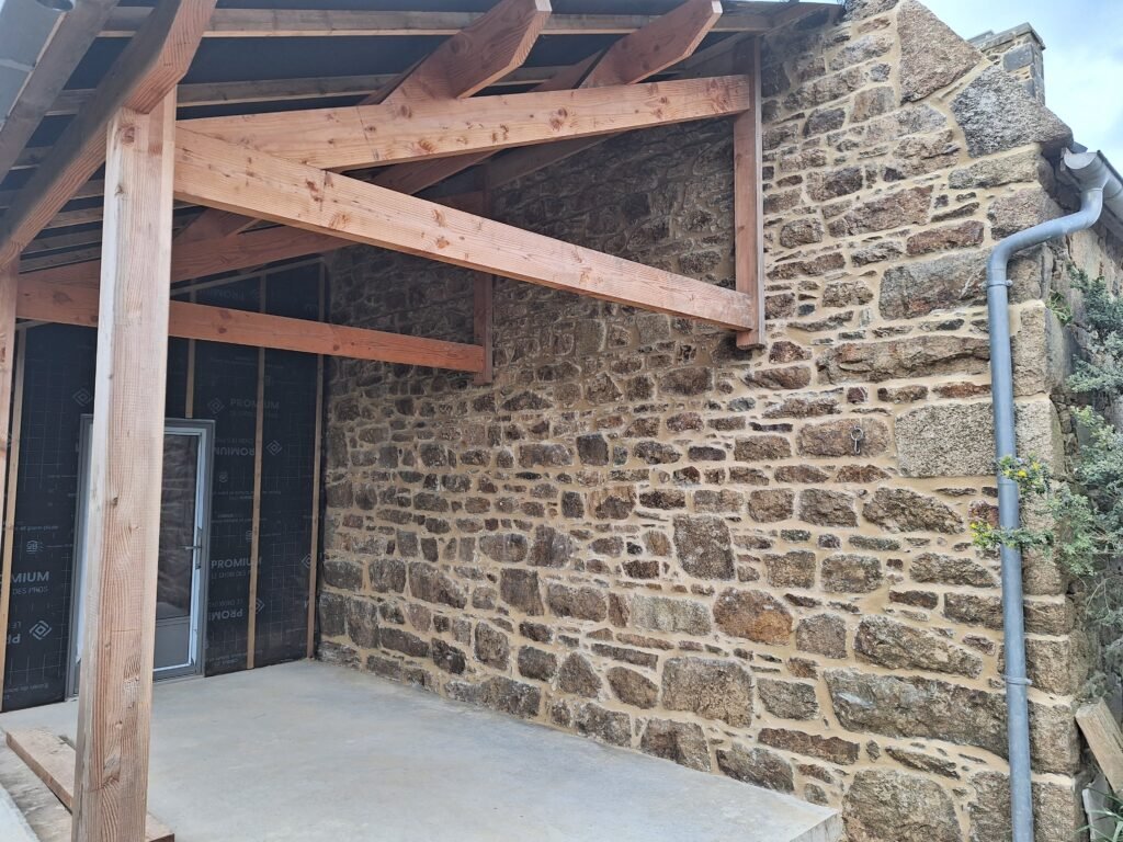 Rénovation mur extérieur en pierre – TM Maçonnerie Rénovation d'un mur extérieur en pierre.